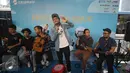 Grup musik Nidji saat menghibur penumpang di Halte Transjakarta Sarinah, Thamrin, Jakarta Pusat, Senin (27/3). Acara tersebut diadakan dalam rangka memperingati ulang tahun ke-3 PT Transjakarta. (Liputan6.com/Immanuel Antonius)