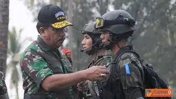 Citizen6, Banten: Panglima TNI Laksamana TNI Agus Suhartono, secara resmi menutup latihan Gultor ke-7 2012 di Pulau Sangiang, Propinsi Banten, Rabu (17/10). (Pengirim: Badarudin Bakri).
