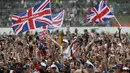 Fans merayakan keberhasilan pebalap Mercedes, Lewis Hamilton, menjuarai F1 GP Inggris di Sirkuit Silverstone, Minggu (16/7/2017). Pebalap 32 tahun asal Inggris itu melahap 51 lap dengan catatan waktu 1 jam 21 menit 27,430 detik. (AP/Frank Augstein)