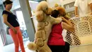 Seekor anjing mempunyai bulu berbentuk Singa di salon hewan, Tainan , Taiwan, (19/6). Dibukanya salon potong hewan unik ini karena antusias pemilik hewan yang ingin memotong peliharaannya sesuai keinginannya. (REUTERS / Tyrone Siu)