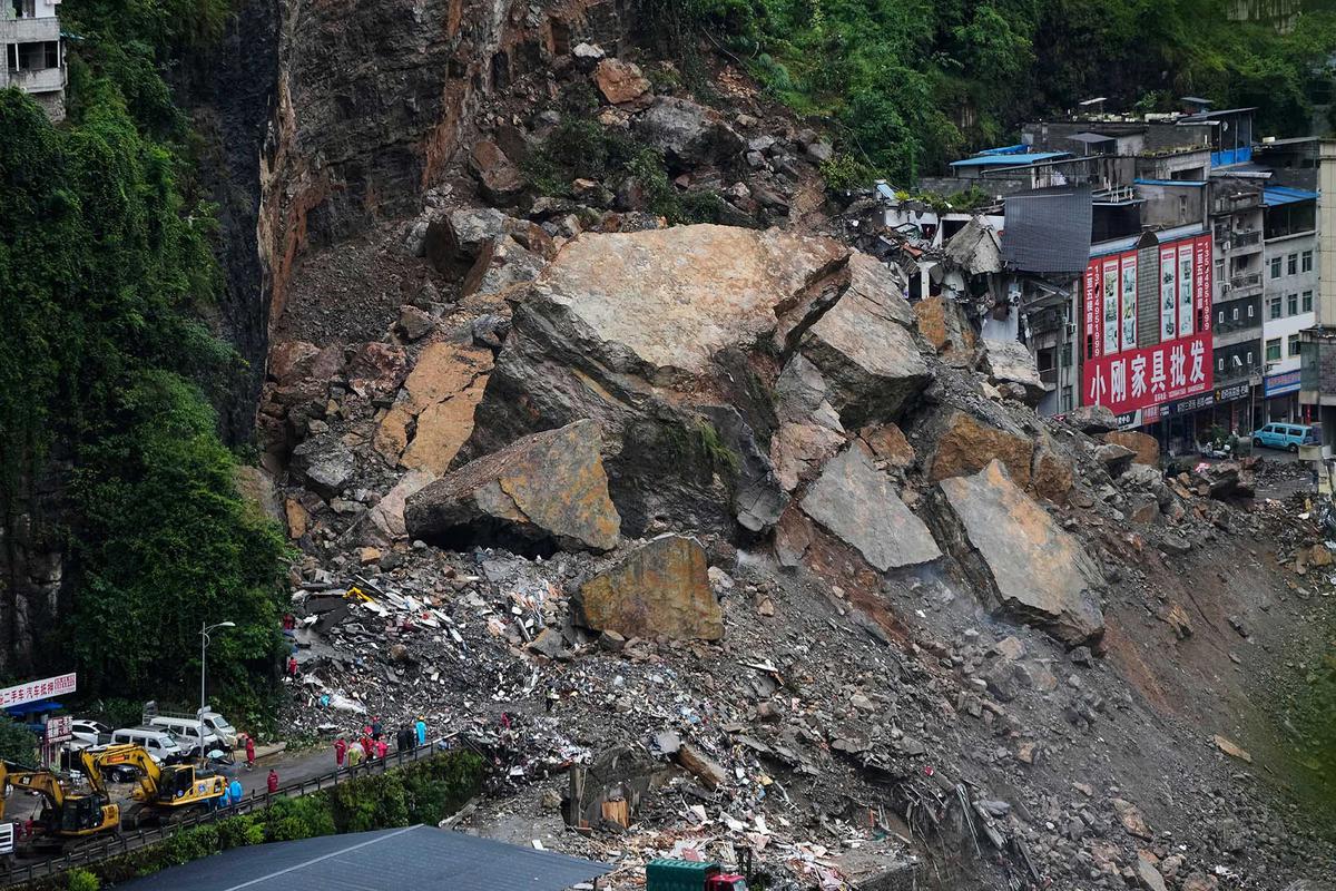 Tebing Bukit Longsor Hantam Permukiman, Puluhan Orang Hilang