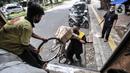 Pekerja memasukkan sepeda ke dalam truk sebelum dikirim melalui jasa ekspedisi kereta di Jalan Bungur Raya, Senen, Jakarta, Senin (3/5/2021). Memasuki H-10 Idul Fitri, jasa pengiriman paket barang dan sepeda motor via ekspedisi kereta api mengalami peningkatan. (merdeka.com/Iqbal S. Nugroho)