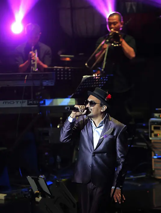 "Anggap aja yang tadi (lupa lirik) latihan. Today is my birthday, dan gue akuin ini momen luar biasa. Gue pengen ulang sekali lagi lagu ini. Karena malam ini kita memulai dengan kesalahan, buat saya itu kesalahan yang luar biasa," tutur Glenn. 