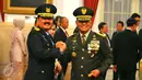 Panglima TNI, Gatot Nurmantyo memberikan ucapan selamat kepada Marsekal Madya Hadi Tjahjanto usai dilantik oleh Presiden Jokowi sebagai Kasau yang baru, Jakarta, Rabu (18/1). (Liputan6.com/Angga Yuniar) 