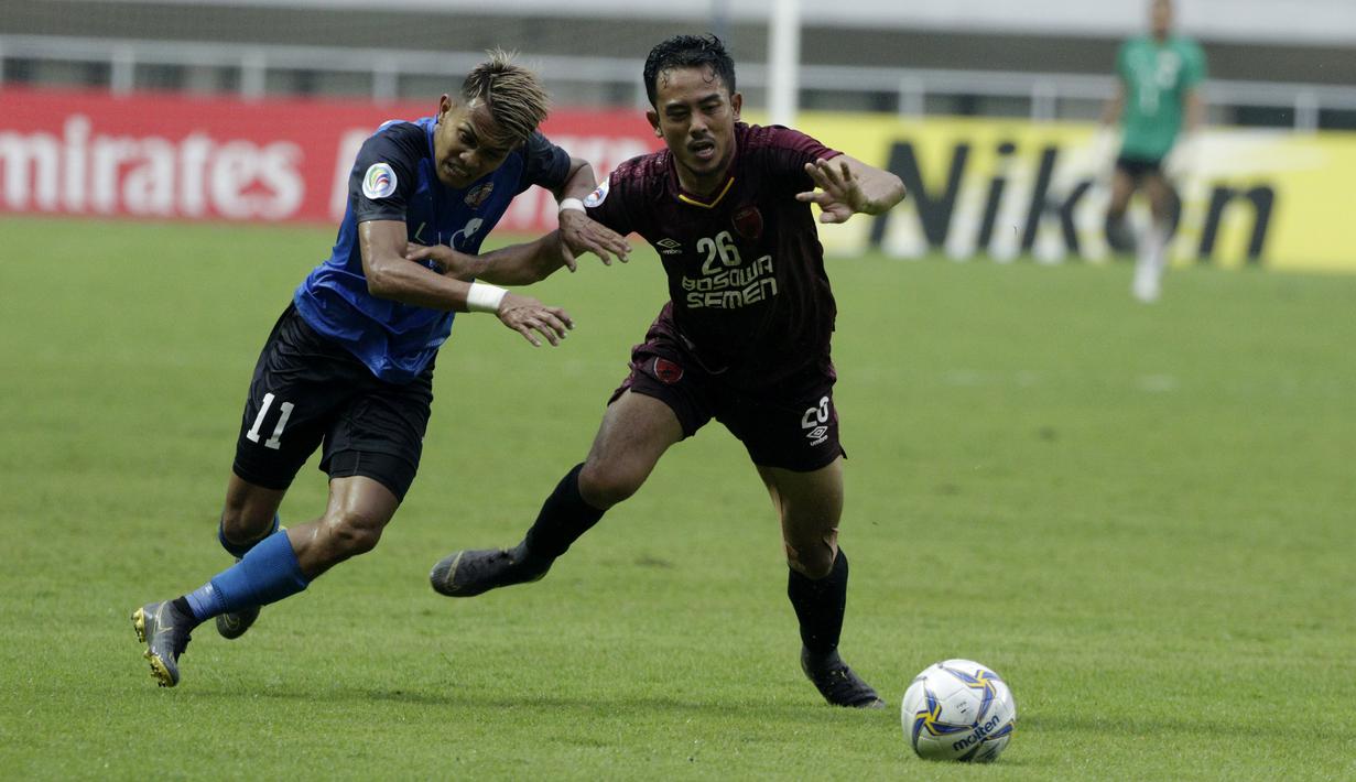 Bek PSM Makassar, Taufik Hidayat, berebut bola dengan striker Home United, Hafiz Nor, pada laga Piala AFC 2019 di Stadion Pakansari, Jawa Barat, Selasa (30/4). PSM menang 3-2 atas Home United. (Bola.com/M Iqbal Ichsan)