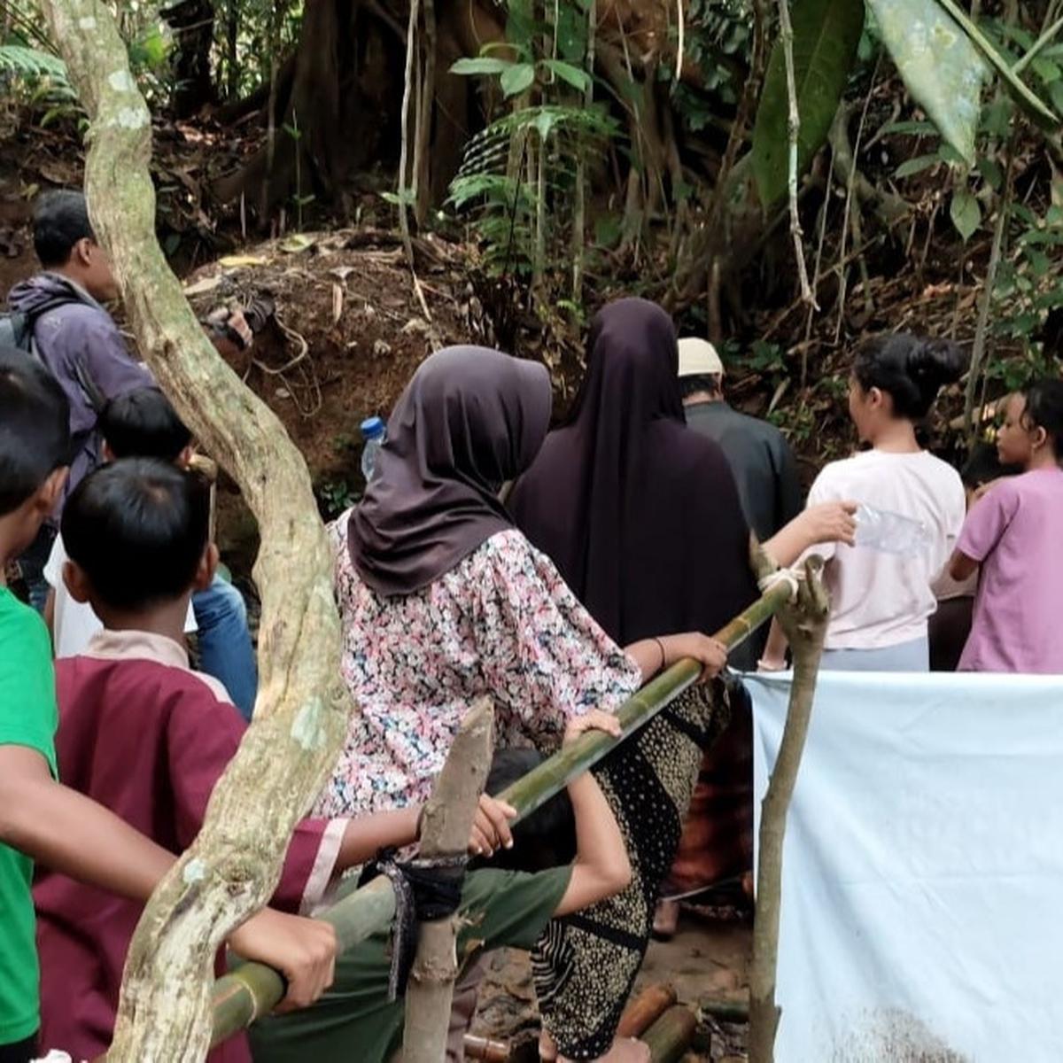 Heboh Akar Pohon Beringin Semburkan Air Bersih di Tangerang