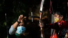 Seorang anak laki-laki berpartisipasi dalam latihan memanah yang diadakan SAN Archery Club di Desa Ciater, Tangerang Selatan (9/8/2020). SAN Archery Club dibuka kembali bagi anggotanya untuk berlatih kembali dengan mengikuti protokol kesehatan di tengah wabah COVID-19. (Agung Kuncahya B./Xinhua)