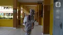 Petugas PMI menyemprotkan cairan disinfektan di Lingkungan SMP Negeri 139 Jakarta, Selasa (9/6/2020). Penyemprotan untuk mencegah penyebaran virus Corona di lingkungan sekolah itu sebagai persiapan memasuki tahun ajaran baru 2020/2021. (merdeka.com/Imam Buhori)
