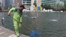 Petugas membersihkan kolam Patung Selamat Datang di kawasan Bundaran HI, Jakarta, Kamis (23/8). Pembersihan dilakukan dalam rangka perawatan rutin guna menjaga keindahan estetika kota. (Liputan6.com/Immanuel Antonius)