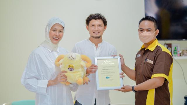 Syamsir Alam dan Bunga Jelitha melaksanakan akikah secara sederhana.