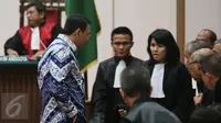 Terdakwa Basuki Tjahaja Purnama atau Ahok berunding dengan tim penasehat hukumnya setelah pembacaan putusan sidang di Kementan, Jakarta, Selasa (9/5). Majelis Hakim menjatuhkan vonis selama dua tahun penjara terhadap Ahok. (Liputan6.com/RAMDANI/Pool)