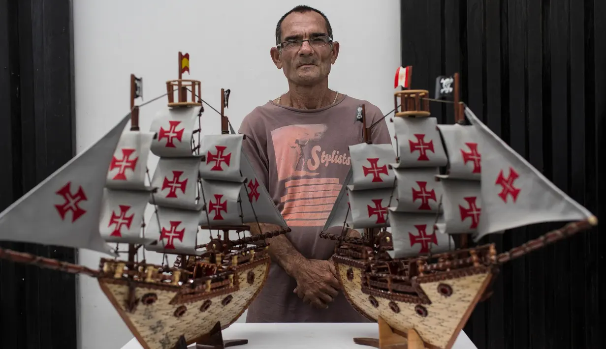 Tahanan asal Spanyol, Sebastian Ruiz Hinojoza berpose dengan replika perahu Christopher Columbus buatannya sebelum dipulangkan ke Spanyol di Lima, Peru, 15/3). Peru menjadi produsen kokain kedua terbesar di dunia. (AP Photo/Rodrigo Abd)