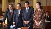 Menko Kemaritiman Indroyono, Menko Perekonomian Sofyan Djalil, Menko Polhukam Tedjo Edhy dan Menko PMK Puan Maharani sesaat sebelum rapat antara DPR dengan empat menko di Jakarta, Selasa (3/1). (Liputan6.com/Andrian M Tunay)