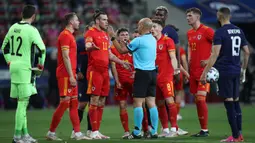 Gelandang Wales, Gareth Bale (ketiga dari kiri) dan rekan setim memprotes wasit Luis Godinho yang memberi hadiah penalti untuk Prancis dalam laga uji coba menjelang berlangsungnya Euro 2020 di Allianz Riviera Stadium, Nice, Rabu (2/6/2021). Wales kalah 0-3 dari Prancis. (AP/Daniel Cole)