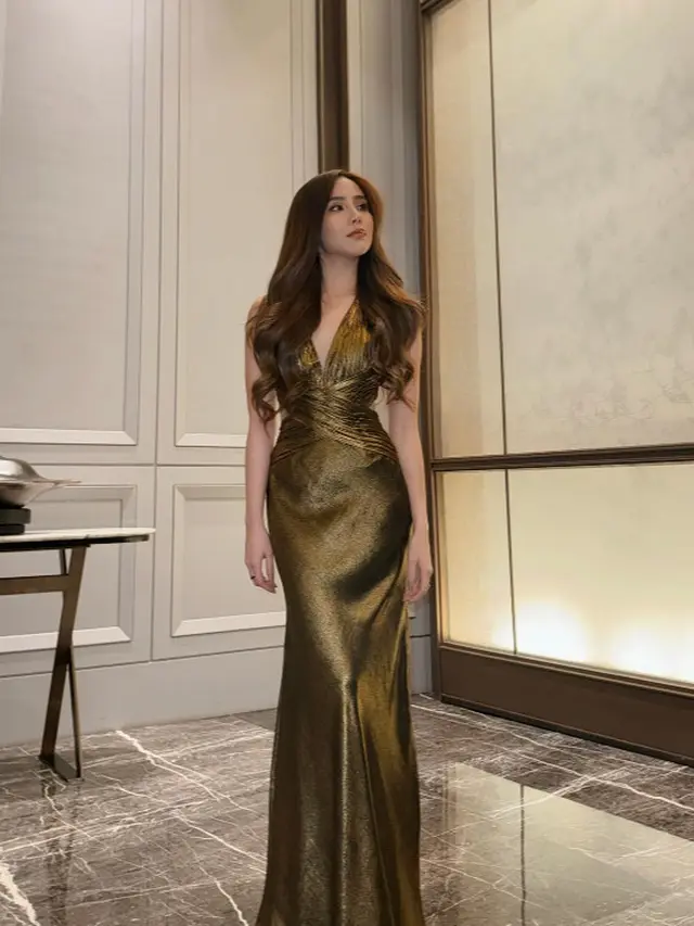 Gaya Agatha Chelsea Pakai Dress Panjang
