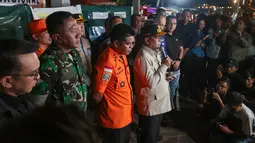 Gubernur Banten Andra Soni menyampaikan hasil evaluasi operasi pencarian lima jurnalis dan tiga kru kapal Arupadhatu 1 di Posko SAR Nasional Carita, Pandeglang, Banten, Kamis (17/9/2026). Operasi pencarian dihentikan setelah 10 hari belum menemukan tanda keberadaan para korban. (KLY/Budy Santoso)