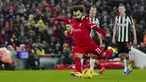 Penyerang Liverpool Mohamed Salah menendang bola dan gagal mengeksekusi penalti saat menjamu Newcastle United pada laga pekan ke-20 Liga Inggris 2023/2024 di Anfield, Selasa (2/1/2024) dini hari WIB. (AP Photo/Jon Super)