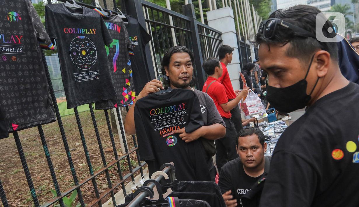Pedagang menawarkan pernak pernik bergambar grup musik Coldplay di kawasan Senayan, Jakarta, Rabu (15/11/2023). (Liputan6.com/Angga Yuniar)