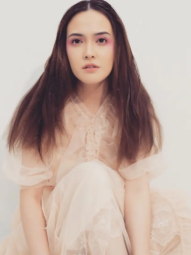 [Bintang] Pretty in Pink, Shandy Aulia dengan Dominasi Makeup Pastel yang Flirty