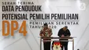 Mendagri, Tito Karnavian (kiri) dan Ketua KPU Arief Budiman menandatangani dokumen  Serah Terima Data Penduduk Potensial Pemilih Pemilihan (DP4) untuk Pemilihan Serentak 2020 di Jakarta, Kamis (23/1/2020). Kemendagri menyerahkan DP4 dengan jumlah 105 juta. (Liputan6.com/Herman Zakharia)