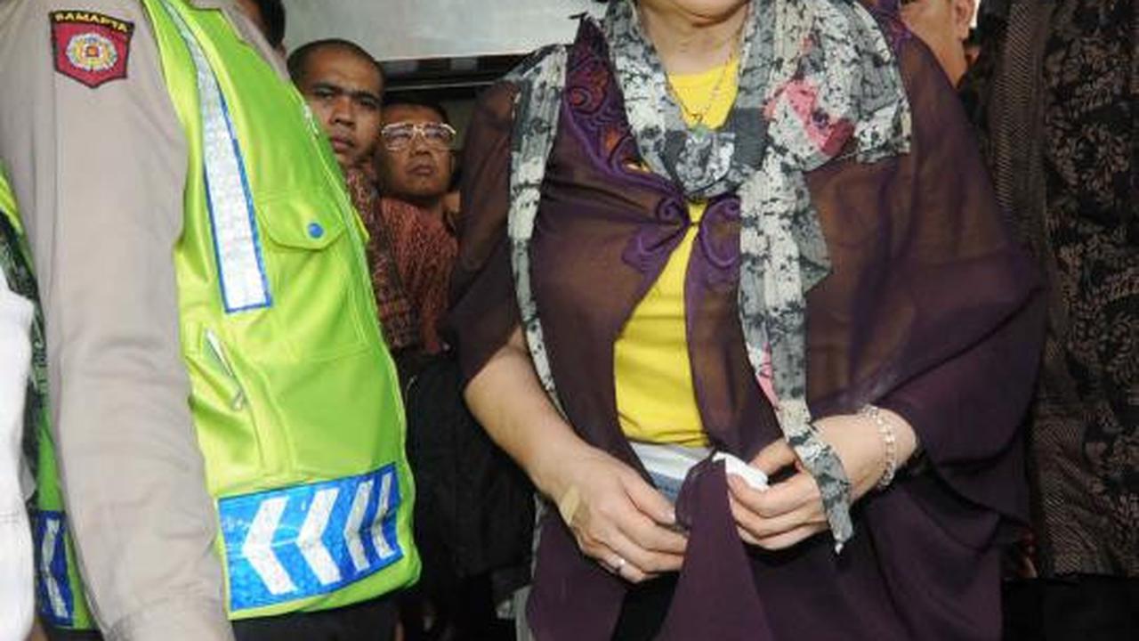 Usai jalani sidang mendengarkan saksi, Siti Hartati tersenyum 