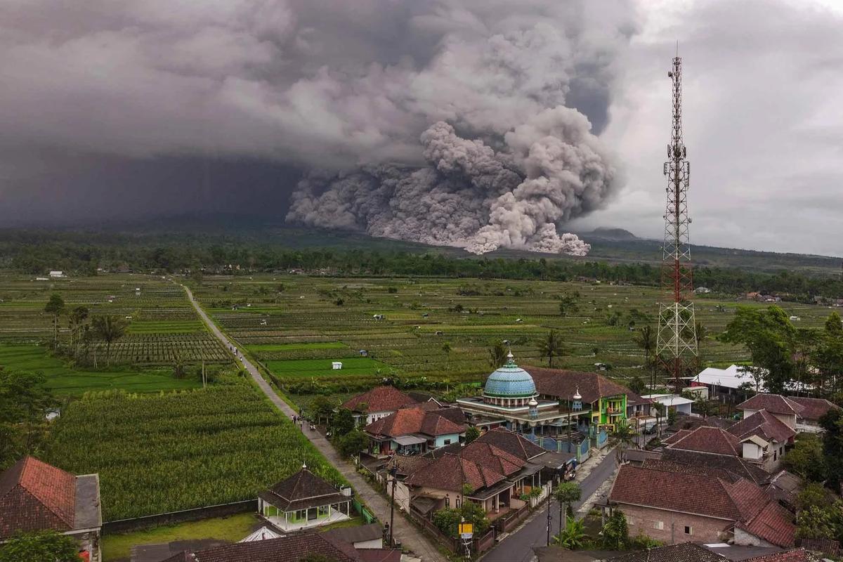 FOTO: Dahsyatnya Aliran Piroklastik Gunung Semeru di Tengah Status Awas
