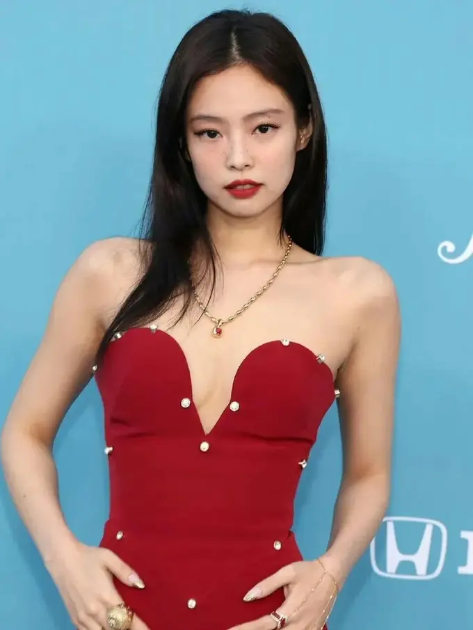Lady in Red, Gaya Jennie BLACKPINK di Billboard Women in Music Awards 2025