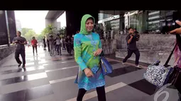 Memakai jilbab hijau dipadu baju kurung bermotif, Elly langsung pergi tanpa berkomentar. Ia hanya menebar senyum pada wartawan, Jakarta, Rabu (13/8/2014) (Liputan6.com/Faisal R Syam)