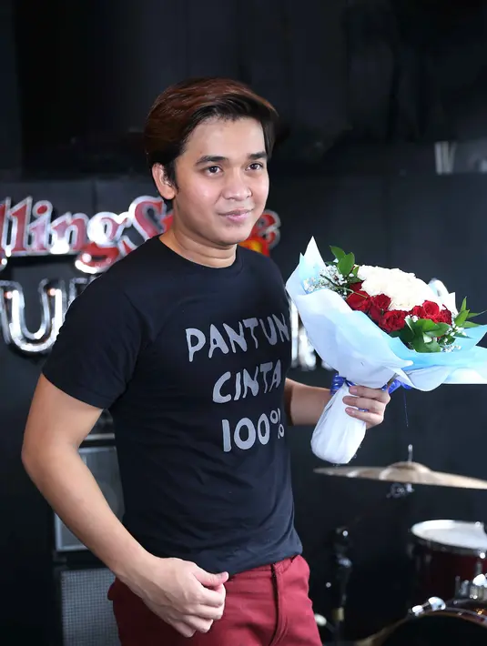 "Kebetulan Pantun Cinta 100% bukan lagu yang rumit. Ini lagu berjamaah. Baru dengar satu dua kali pasti gampang, cepet hafal. Chordnya ajah cuman tiga. Habis iru nadanya juga ringan.lanjut Billy. (Nurwahyunan/Bintang.com)