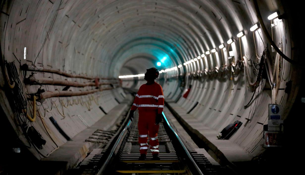 Pekerja memeriksa pembangunan jalur kereta api di sebuah terowongan proyek Crossrail di Stepney, London, Inggris, (16/11). Crossrail merupakan proyek jalur kereta bawah tanah terbesar di Eropa. (REUTERS/Stefan Wermuth)