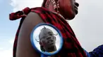 Seorang suku Maasai berias saat persiapan Olimpiade Masai 2016 di cagar alam Sidai Oleng, kaki Gunung Kilimanjaro dekat perbatasan Kenya-Tanzania (10/12). (Reuters/Thomas Mukoya)