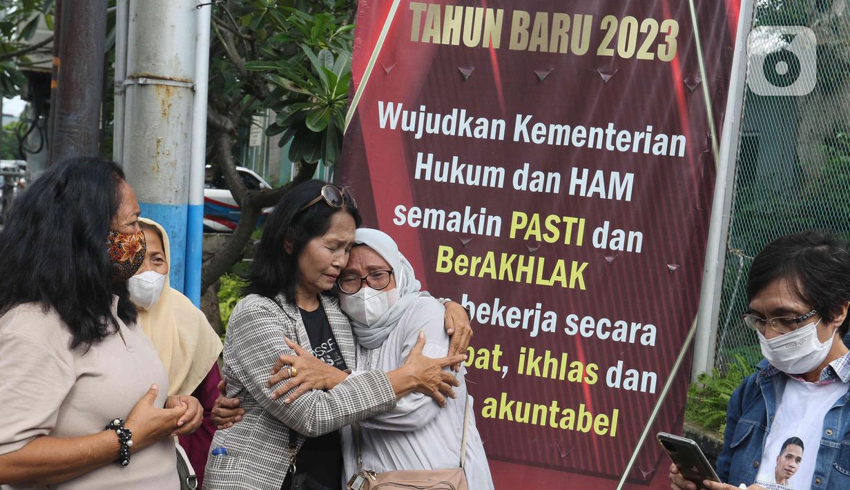 Keluarga dan Kerabat Bharada Richard Eliezer Pudihang Lumiu berada di depan Lembaga Pemasyarakatan (Lapas) Kelas II A Salemba, Jakarta, Senin (27/2/2023). Pemindahan Bharada Eliezer dalam rangka menjalani eksekusi atas putusan Majelis Hakim Pengadilan Negeri Jakarta Selatan dengan pidana penjara selama satu tahun enam bulan. (Liputan6.com/Herman Zakharia)