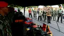 Presiden Jokowi meninjau alat dan senjata Komando Korps Pasukan Khas (KORPASKHAS) di Lanud Sulaiman, Bandung, Selasa (15/11). Jokowi juga menginstruksikan agar KORPASKHAS selalu setia kepada Negara Kesatuan Republik Indonesia. (Biro Pers/Kris)