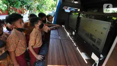 Siswa SDN Kemirimuka 2 Depok menggunakan internet sehat pada Operator Mobile Community Acces Point (M-CAP) di  Depok, Jawa Barat, Kamis (28/7/2022). Sosialisasi yang dilakukan Dinas Komunikasi dan Informatika (Diskominfo) itu dalam rangka pengenalan perangkat komputer, pemakaian program aplikasi microsoft word dan mencari Informasi menggunakan internet sehat untuk belajar. (merdeka.com/Arie Basuki)
