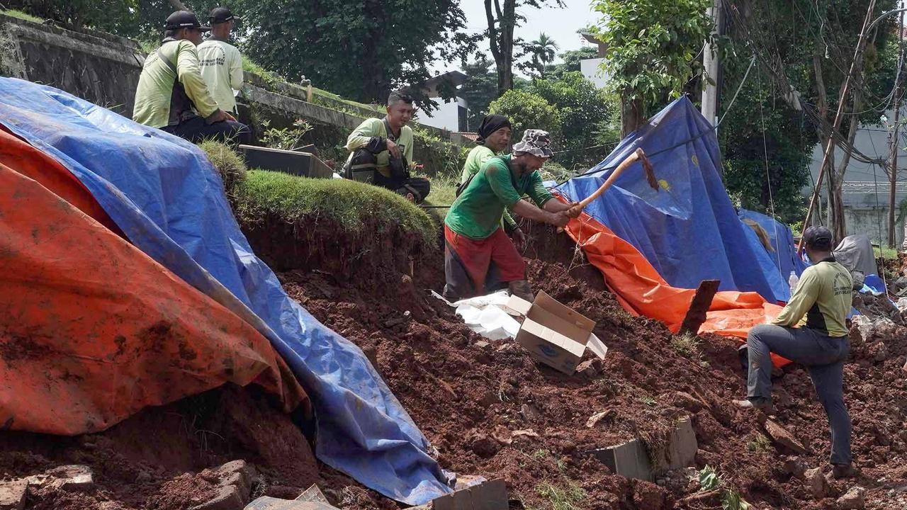 FOTO: Perbaikan Tembok Roboh di TPU Jeruk Purut