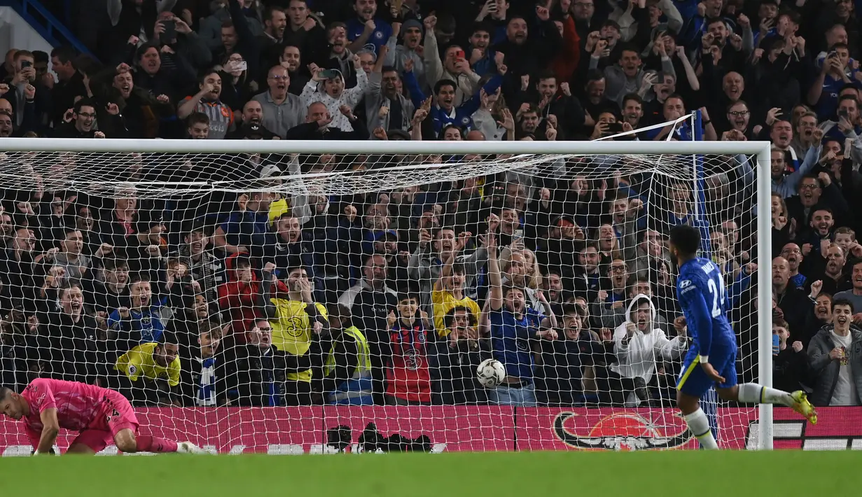 Kemenangan Chelsea ditentukan oleh eksekutor kelima, Reece James yang tendangannya sukses mengecoh Fraser Forster. (AFP/Glyn Kirk)