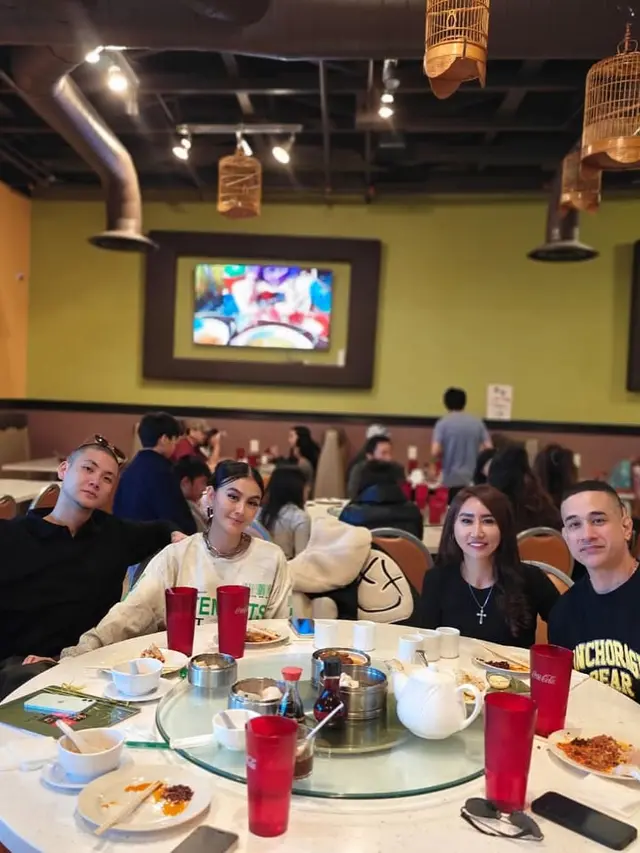 6 Potret Agnez Mo Rayakan Tahun Baru di Las Vegas, Reuni Bareng Okan Kornelius
