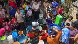 Warga antre mendapatkan air bersih saat pemberian bantuan air bersih yang dilakukan Relawan Gerak Bareng di Desa Cidokom, Bogor, Jawa Barat, Kamis, 30 Juli 2026. (KLY/Arie Basuki)