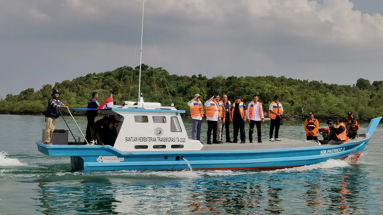 Wakil Menteri Transmigrasi Viva Yoga Mauladi di Pangkalan PSDKP Jembatan II Barelang, Batam, Kepulauan Riau, Senin (1/1/2025). (Liputan6.com/Rio Ferdinand)