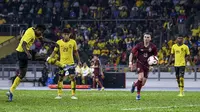 Penyerang Timnas Malaysia, Mohamadou Sumareh, mencetak gol ke gawang Thailand dalam penyisihan Grup G kualifikasi Piala Dunia 2022 di Stadion Nasional, Bukit Jalil (14/11/2019). (AFP/Mohd. Rasfan)