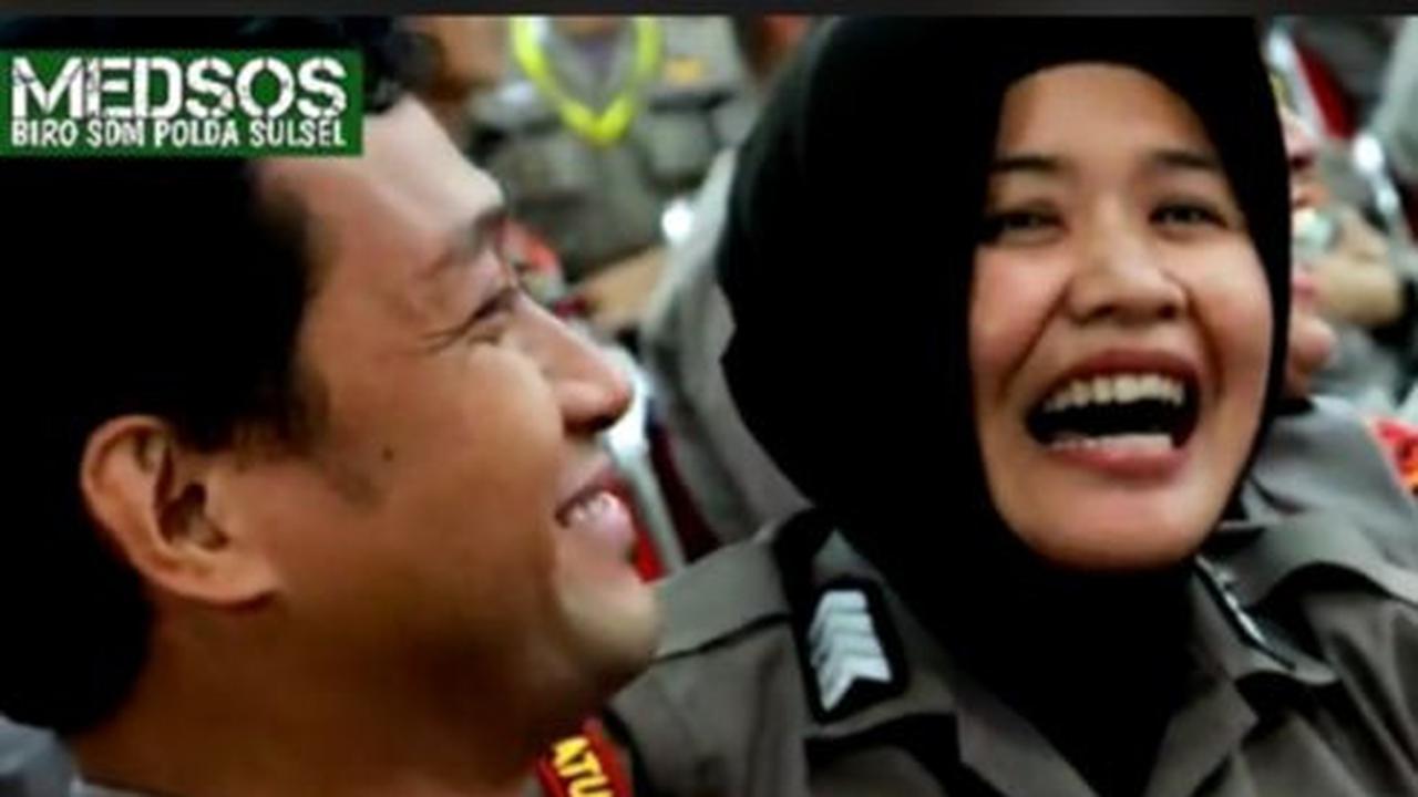 Raut wajah bahagia juga terpancar jelas di wajah sang suami. Mengingat, keduanya lolos Sekolah Perwira. <br>