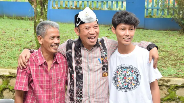 Bupati Banyumas, Achmad Husein Merangkul dua pasien virus Corona Covid-19 yang sembuh. (Foto: Liputan6.com/Humas Pemkab Banyumas/Muhamad Ridlo)