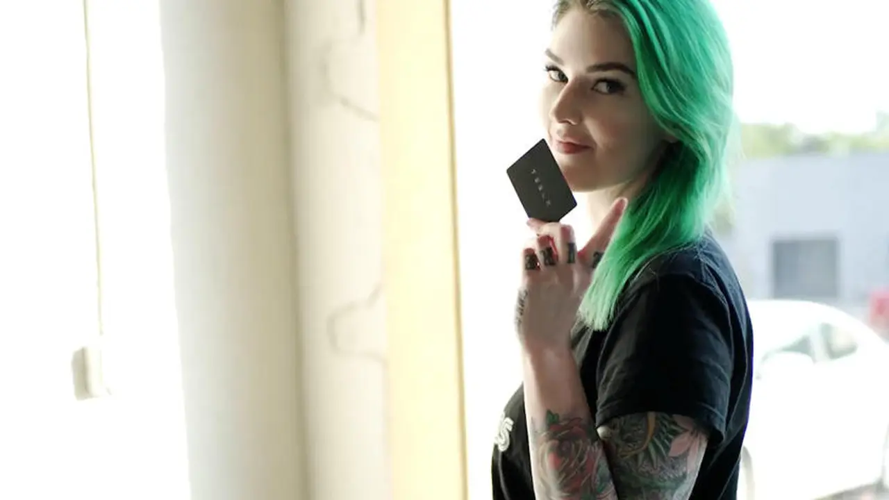 Wanita ini menanamkan chip Radio Frequency Identification (RFID) dari keycard Tesla model 3 miliknya ke bagian tangan.