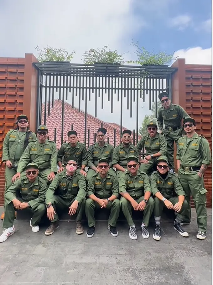Geng The Prediksi touring pakai seragam Linmas. (Foto: Instagram/theprediksi_)
