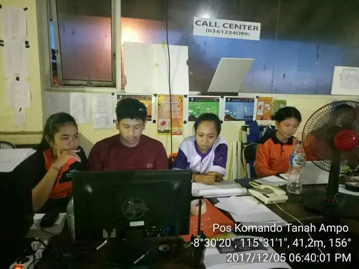 Call Center Tanah Ampo Dikelola Pramuka (Liputan6.com/Pool/BNPB)