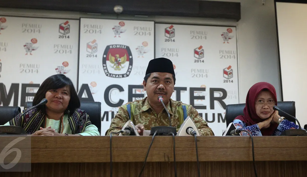 Ketua KPU, Juri Ardiantoro memberikan penjelasan saat Konferensi Pers di Jakarta, Jumat (10/2). Konferensi Pers Bersama dalam rangka mewujudkan pilkada bebas dari kekerasan terhadap perempuan dan kelompok rentan lainnnya. (Liputan6.com/Faizal Fanani)