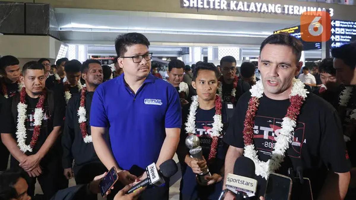 Foto: Suasana Penyambutan Timnas Futsal Indonesia Saat Tiba di Tanah Air, Bunga untuk Sang Juara