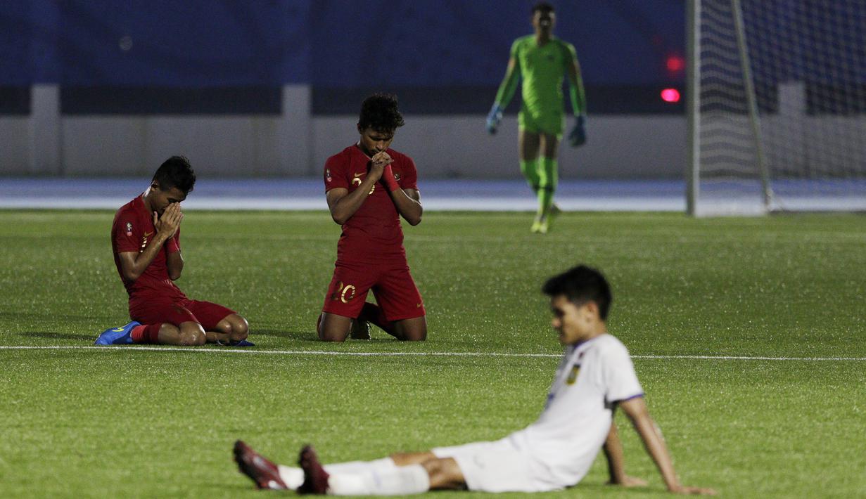 Pemain Timnas Indonesia, Osvaldo Haay dan Sani Rizky, berdoa usai melawan Laos U-22 pada laga SEA Games 2019 di Stadion City of Imus Grandstand, Manila, Kamis (5/12). Indonesia menang 4-0 atas Laos. (Bola.com/M Iqbal Ichsan)