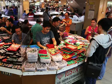 Suasana perdagangan batu akik di salah satu pasar di Jakarta, Senin (14/9/2015). Pamor batu akik yang dulu melambung kini mulai meredup. Sejumlah pedagang mengaku penjualan mereka turun drastis. (Liputan6.com/Angga Yuniar)