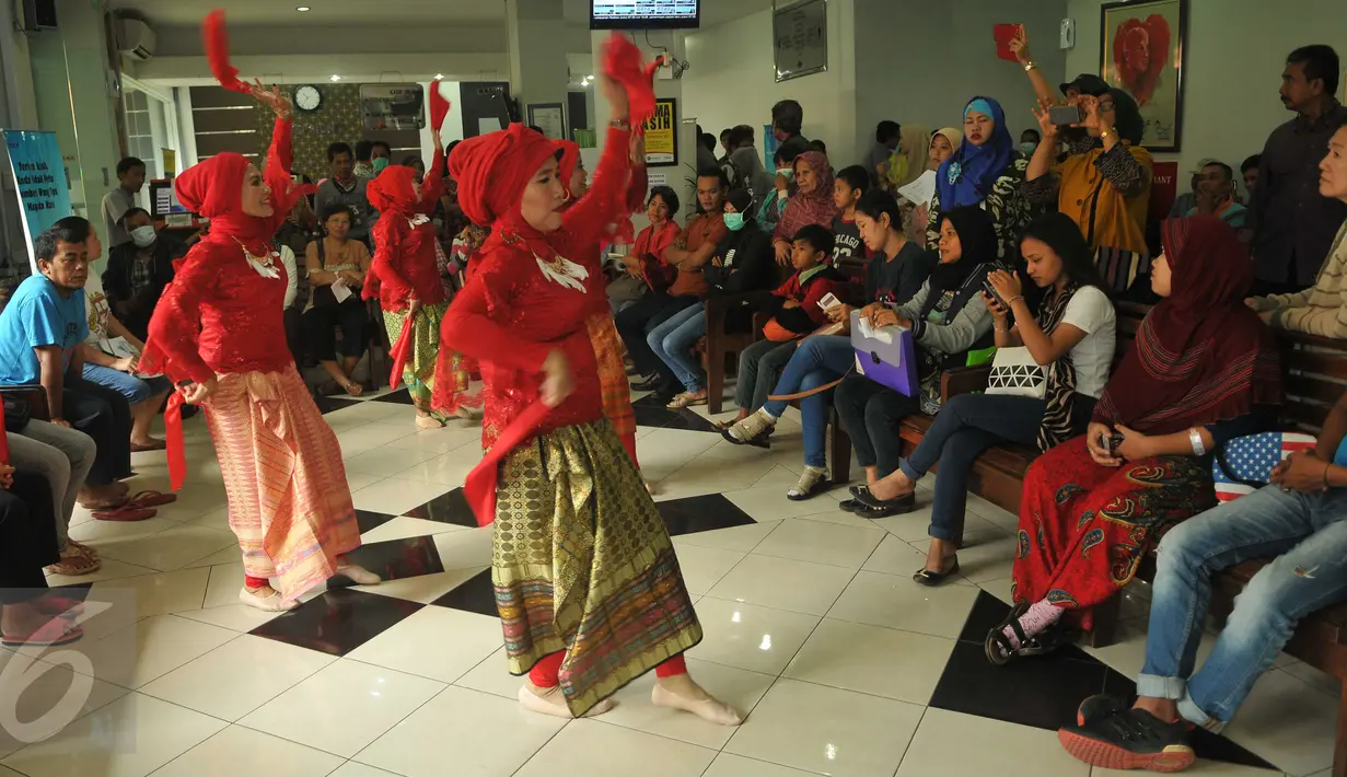 Sejumlah wanita menari untuk menghibur pasien di RS Cipto Mangunkusumo, Jakarta, Jumat (20/5). Hal ini dilakukan dalam rangka memperingati jasa alm dr Tjipto Mangunkusumo sebagai salah satu tokoh Kebangkitan Nasional.(Liputan6.com/Gempur M Surya)